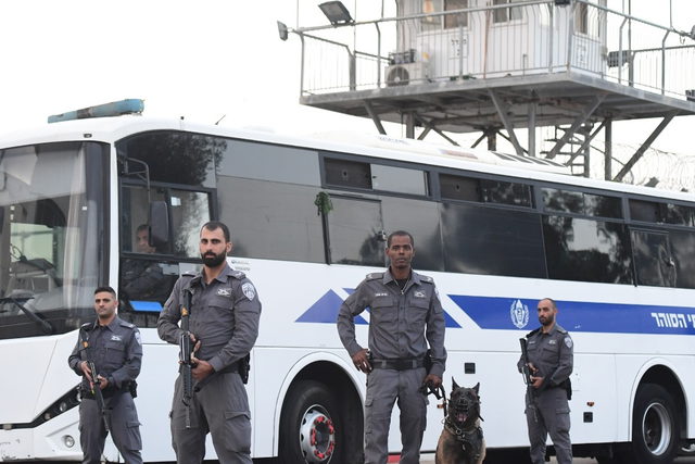 السجون الإسرائيلية: تلقينا قائمة بأسماء 90 أسيراً فلسطينياً سيتم الإفراج عنهم