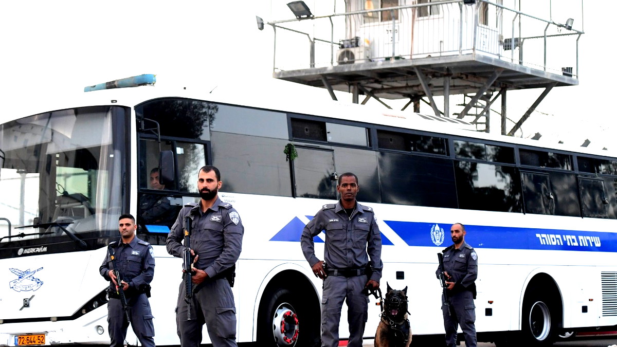 السجون الإسرائيلية: تلقينا قائمة بأسماء 90 أسيراً فلسطينياً سيتم الإفراج عنهم