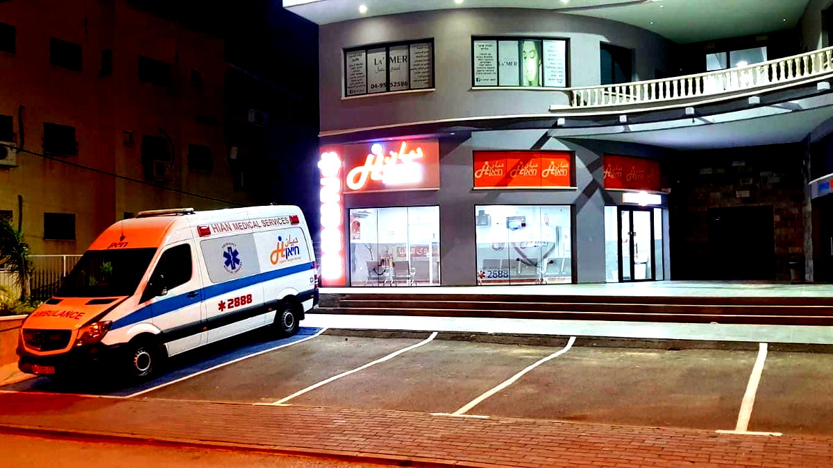 إصابة شاب (19 عامًا) بجراح خطيرة بعد تعرضه لحادثة طعن في بلدة المكر