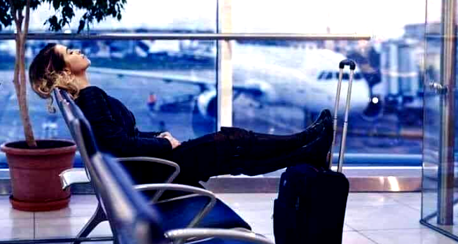 أفكار للاستمتاع بوقتك أثناء الانتظار في المطار 