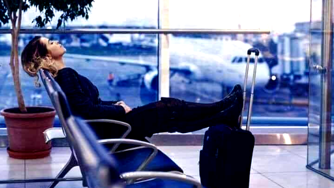 أفكار للاستمتاع بوقتك أثناء الانتظار في المطار