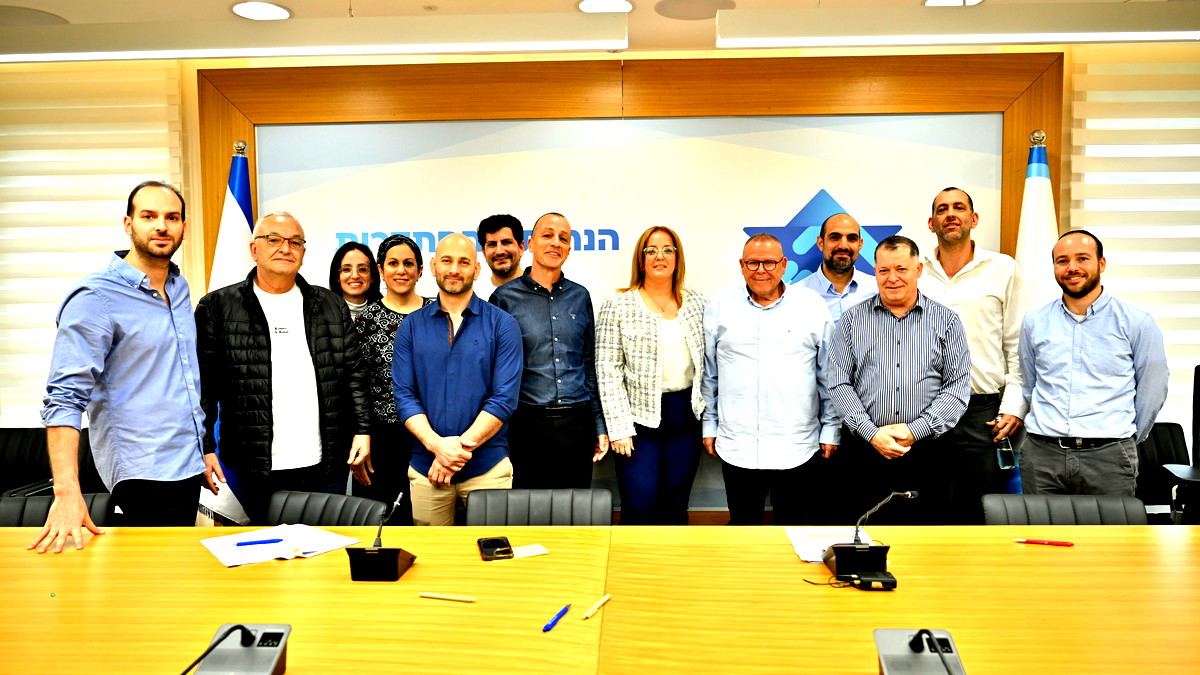 التوقيع على اتفاقية عمل جماعية جديدة لمفتشي الحدود العاملين في معبر جسر اللنبي