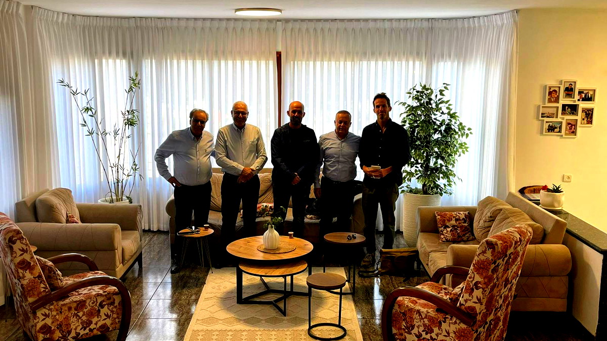 سخنين: غزال ابو ريا يستقبل في بيته طاقم صحيفة واشنطن بوست