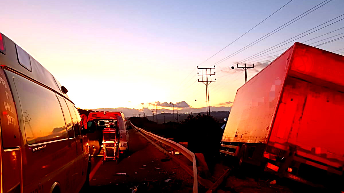 3 إصابات متفاوتة جرّاء حادث طرق بين مركبة وشاحنة على شارع 77 بالقرب من مفرق الموفيل