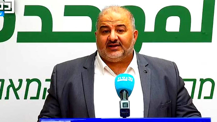 منصور عباس يحذّر من محاولات داخل الحكومة الإسرائيلية وخارجها لإفشال الاتفاق والعودة للحرب