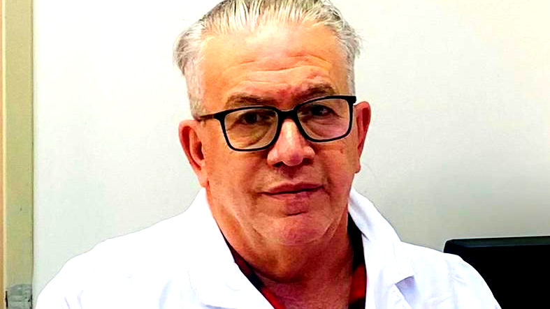 تكريمًا لإسهاماته البارزة - د.صالح جابر أخصائي جراحة العظام يحصل على وسام “عزيز القدس”