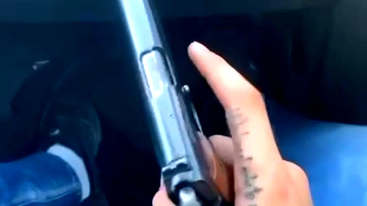 اعتقال شاب (23 عامًا) من الناصرة بشبهة حيازة السلاح وتصوير نفسه يحمل مسدس داخل سيارة