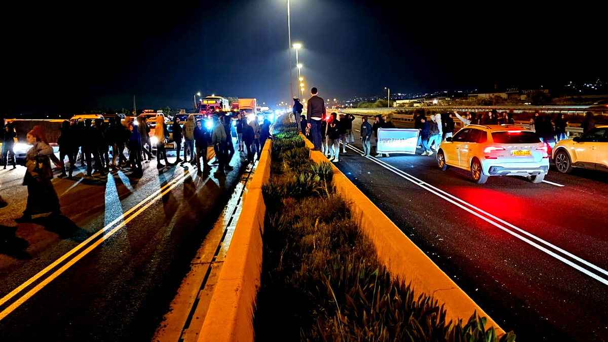 مستوطنون يغلقون شارع 6 قرب كفر قاسم احتجاجًا على إطلاق النار من قبل شرطي على شابين خلال مهاجمة قرية الفندق