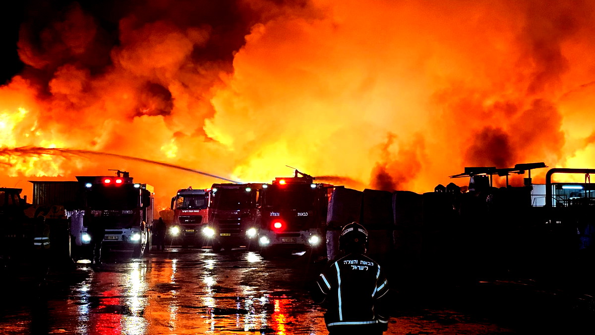الاطفاء والانقاذ: حريق كبير في مصنع بعكا والطواقم تعمل على اخماده