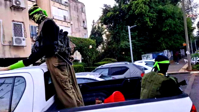 اعتقال 3 مشتبهين من سكان المركز والضفة الغربية قاموا بنصب مجسم في كفار سابا لثلاث دمى تجسد مسلحين من وحدة "النخبة”