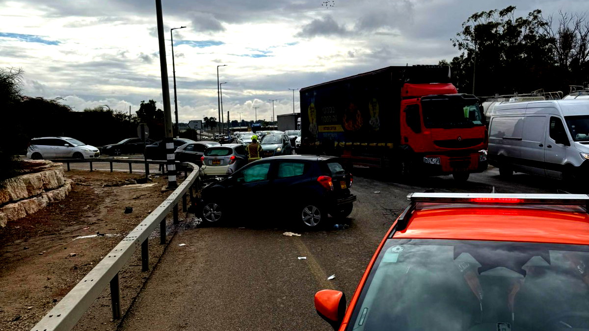 إصابة رجل بجراح خطيرة وآخر بجراح طفيفة إثر حادث سير على شارع 40