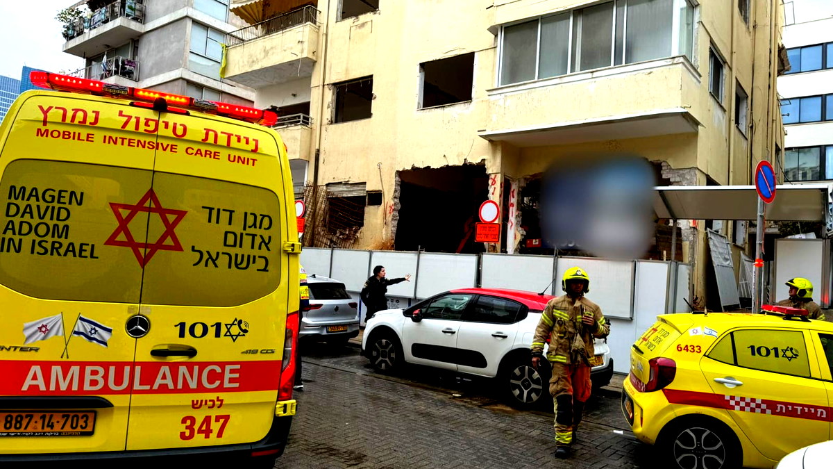 إصابة عامل (45 عامًا) بجراح متوسطة وآخر بجراح طفيفة إثر انهيار جزء من مبنى في موقع بناء في تل أبيب