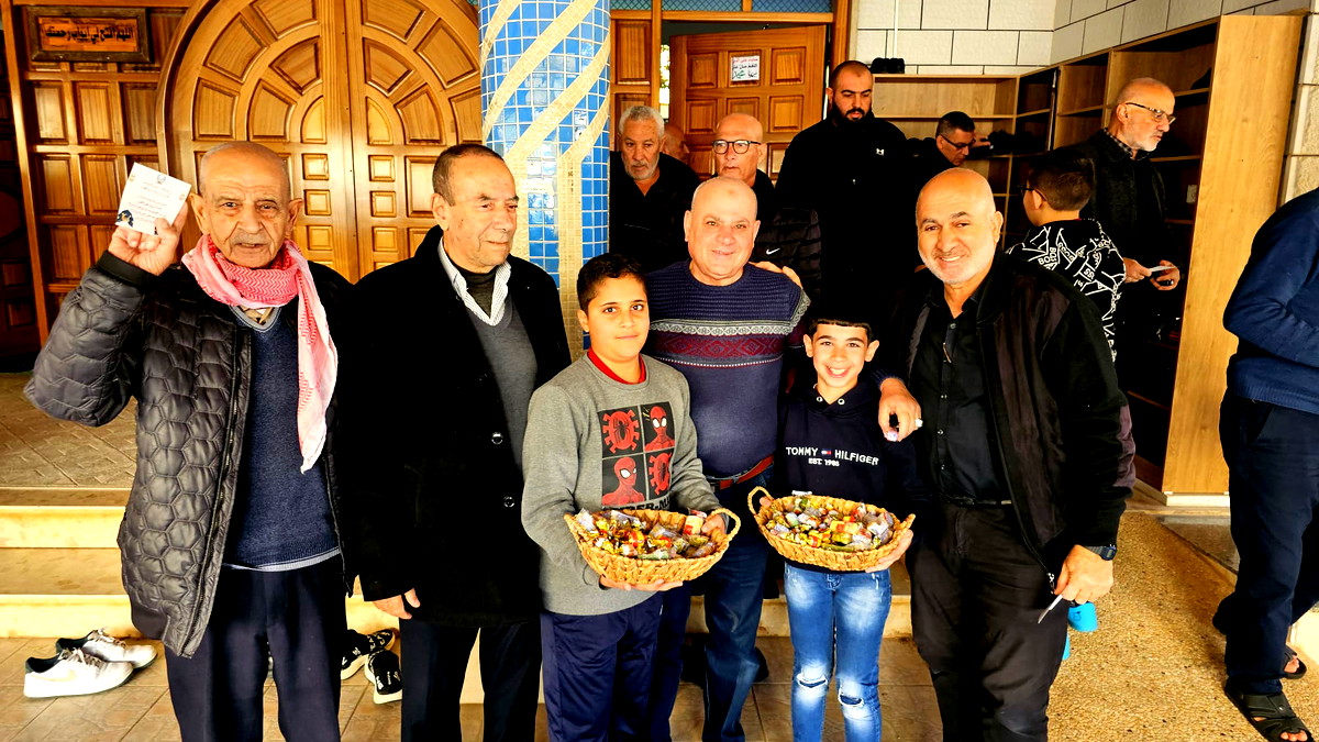 طلاب الزيتون الابتدائية كفر مندا يهنئون المصلين بمناسبة ذكرى الاسراء والمعراج 