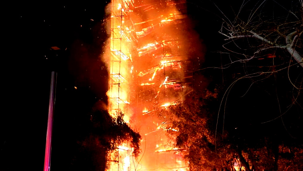 إصابة 17 شخصًا بينهم أطفال جراء حريق في مبنى بتل أبيب-يافا