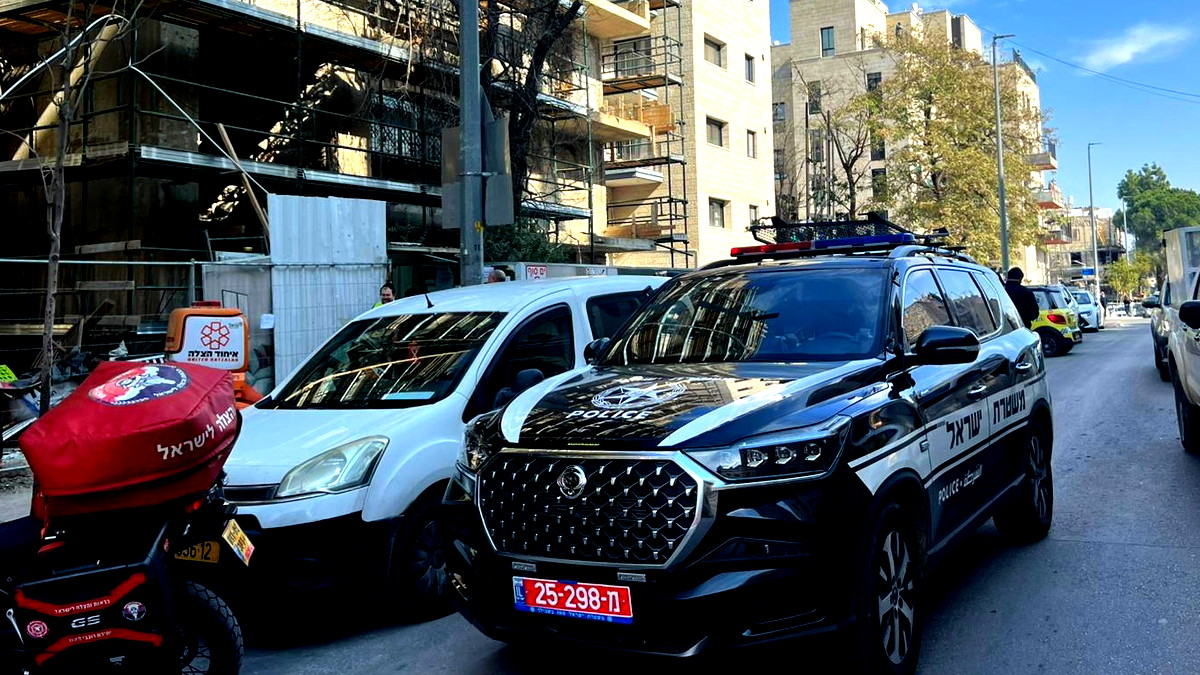 القدس:  انقاذ عامل إثر انهيار جدار