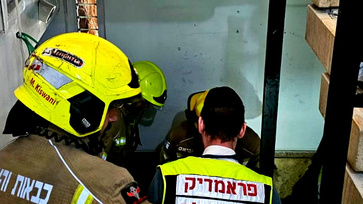 إنقاذ عامل إثر انهيار جدار في حي رمات أشكول بالقدس