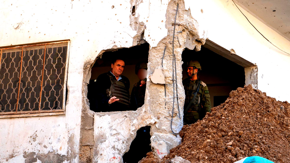 كاتس من مخيم جنين: الجيش الإسرائيلي سيبقى في جنين بعد انتهاء العملية