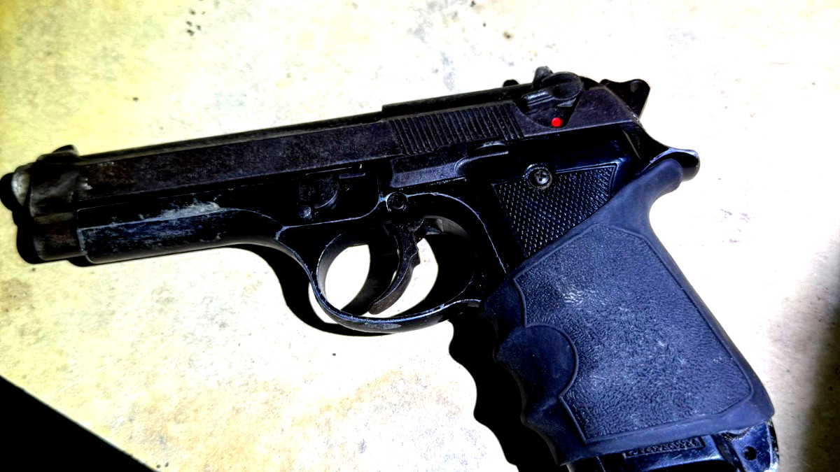 أطلق النار في الهواء - اعتقال مشتبه به من جسر الزرقاء والعثور بجانبه على مسدس من طراز FN