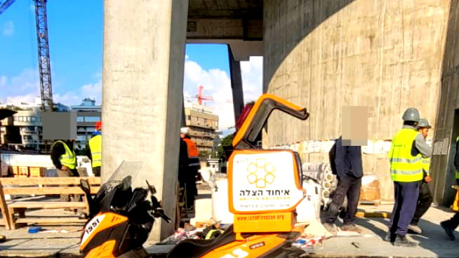 حوادث العمل - إصابة عامل (38 عامًا) بجراح خطيرة جرّاء سقوطه عن ارتفاع في موقع بناء في تل أبيب