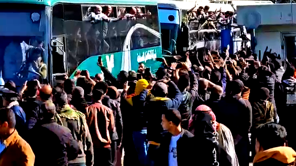 الدفعة الرابعة من صفقة التبادل: إطلاق سراح "مواطن مصري" ضمن عشرات الأسرى المفرج عنهم