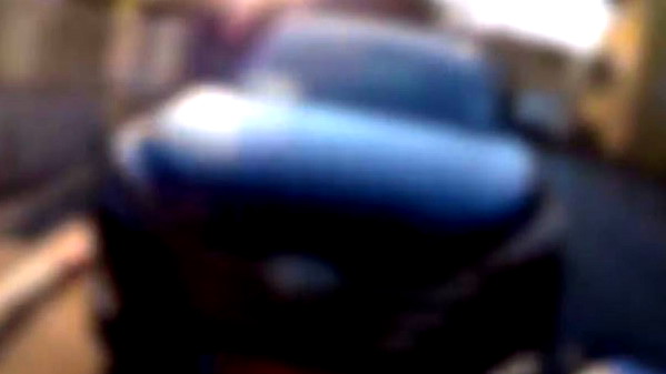 فيديو-اتهام شاب من بلدة شعب بالقيادة دون رخصة ومع طفلته على قدميه ورأسها خارج نافذة السّيّارة