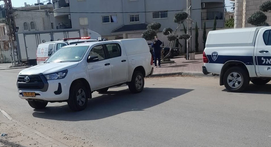 الطيرة: اعتقال امراة وزوجها وأشقائها بشبهة الضلوع باطلاق النار على شاب بسبب خلاف على الادوار في العيادة