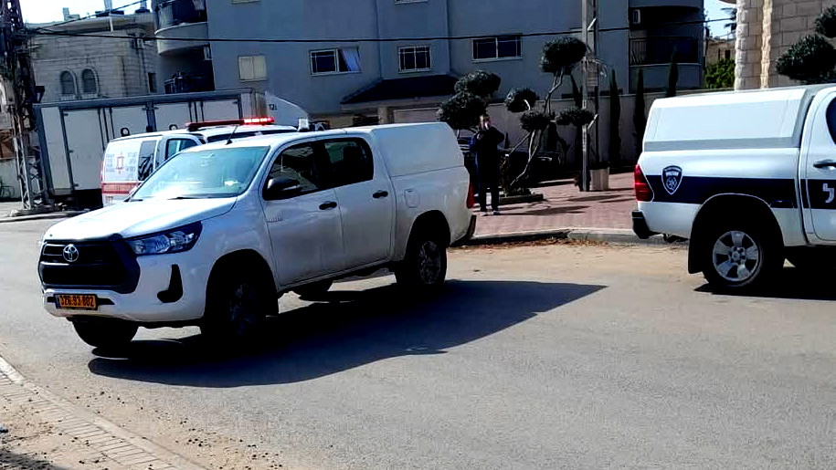 الطيرة: اعتقال امراة وزوجها وأشقائها بشبهة الضلوع باطلاق النار على شاب بسبب خلاف على الادوار في العيادة