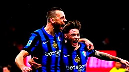 ميلان يعرقل إنتر ويقدم هدية لنابولي في قمة الدوري الإيطالي