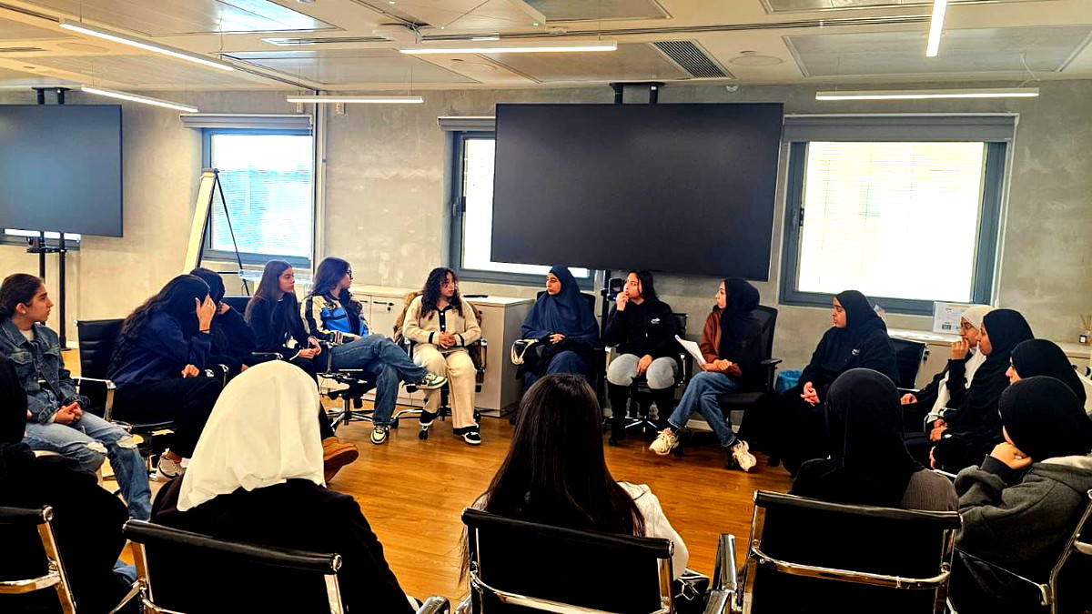 مدرسة أورط حلمي الشافعي- عكا: طالبات الصف العاشر في زيارة تعليمية لشركة MSD ضمن مشروع מטקטקות