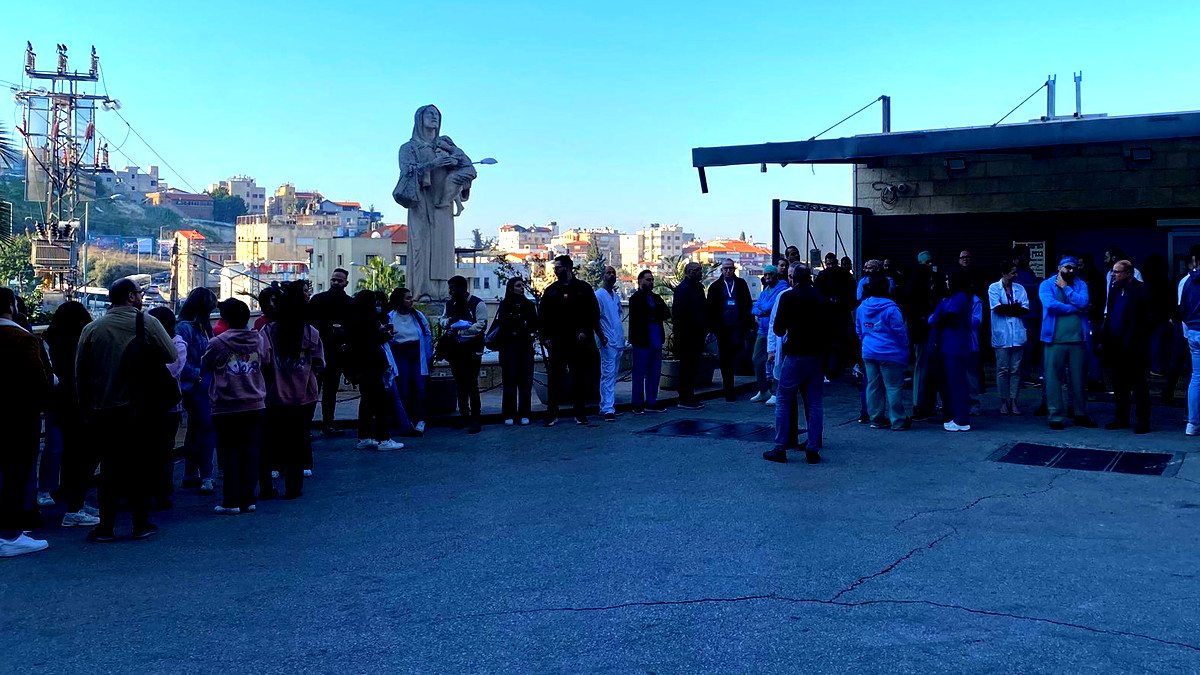 فيديو وصور - وقفه احتجاجية في مستشفى العائلة المقدسة تنديدًا بمقتل الطبيب عبدلله عوض واستفحال العنف في المجتمع العربي