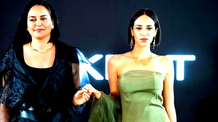 إيناس يونس تبهر باريس بمجوهرات "زيتون" في أسبوع الموضة 2025