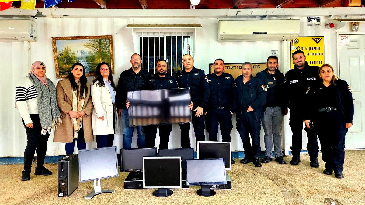 ضبط أجهزة كمبيوتر خلال مداهمة بيوت للقمار في العفولة... تم التبرّع بها للمركز الجماهيريّ في المقيبلة