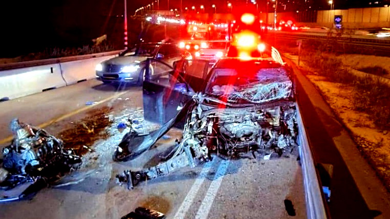 الشرطة: شاب من جسر الزرقاء يطعن زوجته في مكان عملها برعنانا وخلال هروبه اصيب بجراح خطيرة اثر حادث طرق