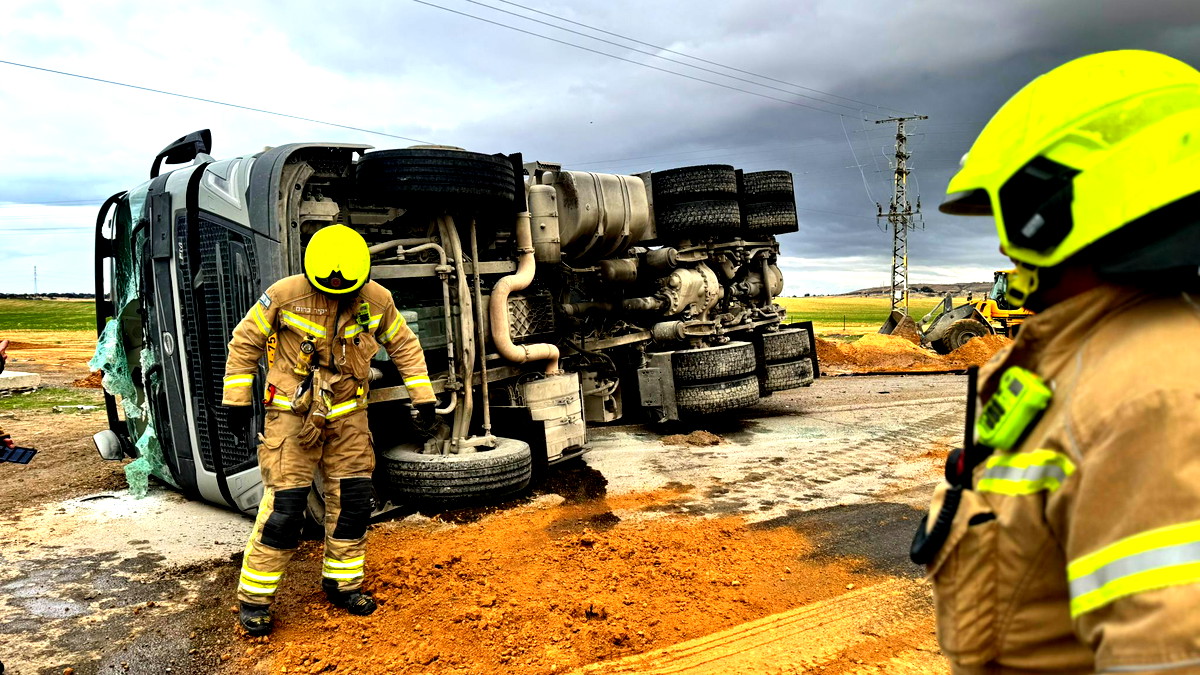 منطقة الجنوب: انقلاب شاحنة محمّلة بالوقود على شارع 25... إغلاق الطريق أمام حركة المرور من كلا الاتجاهين