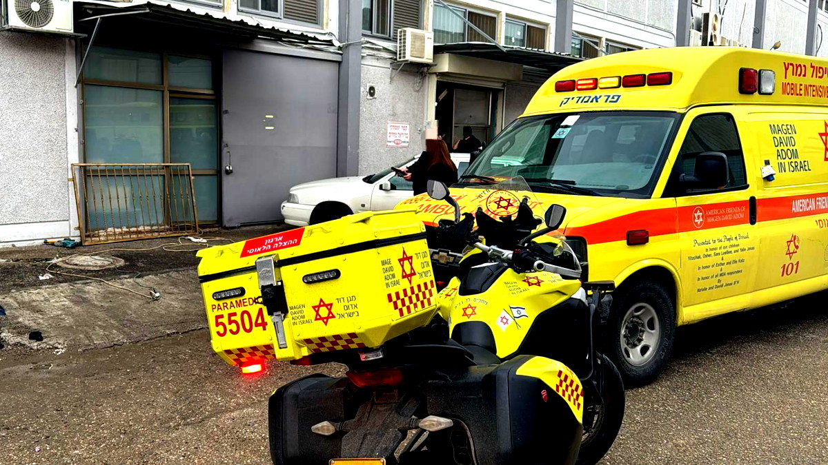  إصابة خطيرة لعامل (60 عامًا) بعد سقوطه عن ارتفاع ثلاثة أمتار خلال عمله بمصنع في نوف هجليل