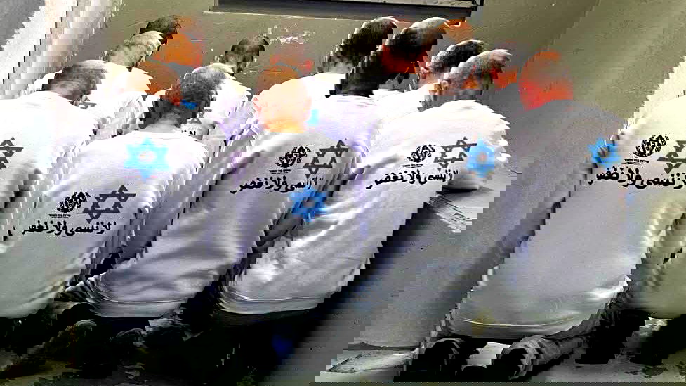 "غبي وصبياني" - انتقادات في إسرائيل لملابس الأسرى الفلسطينين المحررين