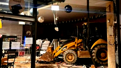 فيديو| بئر السبع: اقتحام وسرقة فرع متجر في مجمع تجاري بواسطة جرافة