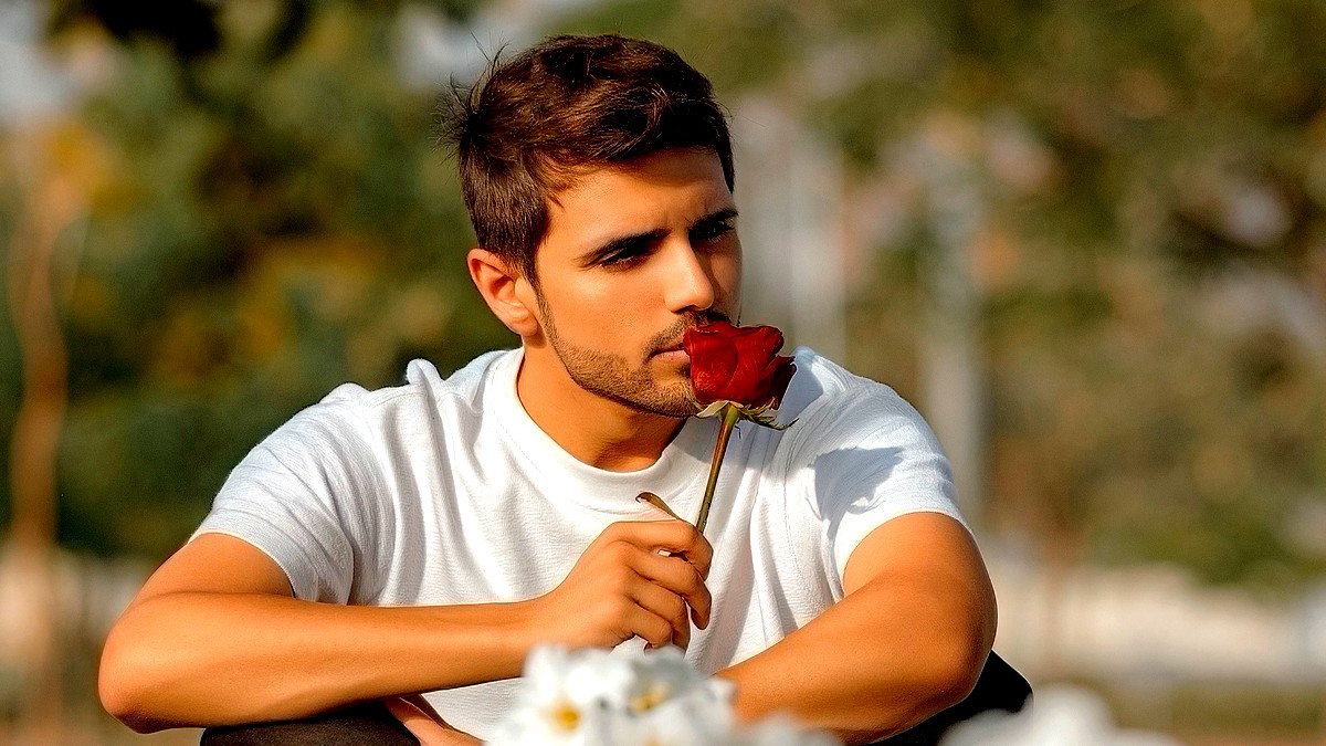 الفنان يوسف أحمد يهدي العاشقين أغنية "وردة" بمناسبة يوم الحب