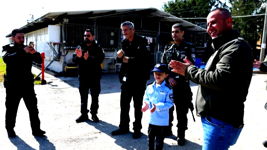 شرطيان ليوم واحد - طفلين من سكان جبل المكبر شرقي القدس