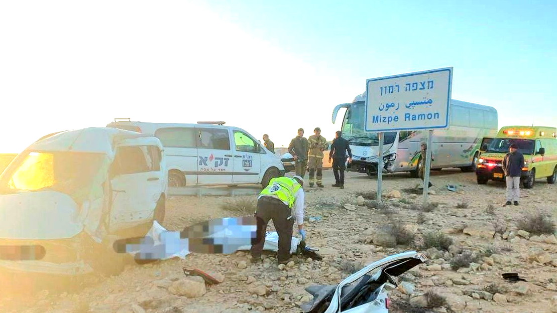 مصرع رجل (75 عامًا) اثر حادث طرق مروع بين حافلة وسيارة خصوصية على شارع 40 بمنطقة النقب