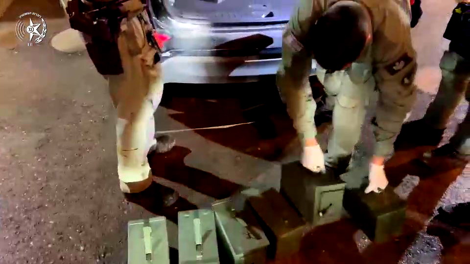 فيديو - ضبط شاب من الطيبة بشبهة حيازة 10 الاف رصاصة داخل سيارته خلال تواجده بمنطقة الشمال