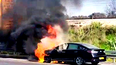 فيديو- اندلاع النيران داخل سيارة على شارع رقم 4 باتجاه الشّمال... الخلفية لا تزال مجهولة