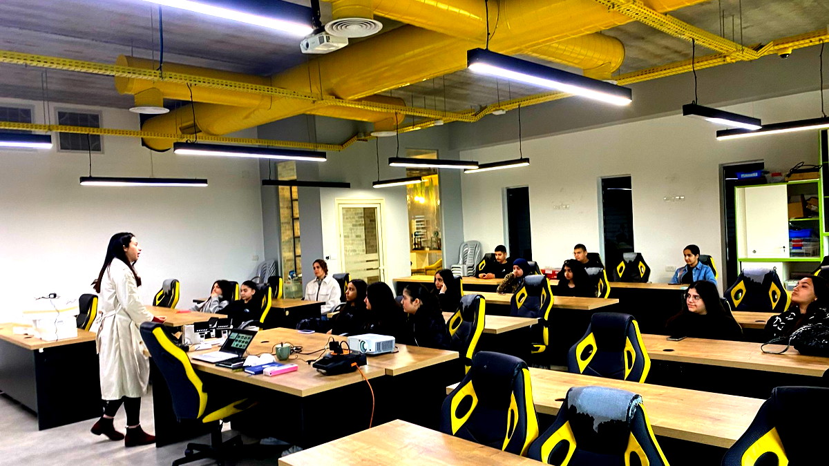 طلاب الإعدادية في أورط حلمي الشافعي- عكا يشاركون في لقاء علمي مميز بمركز الرواد في طمرة