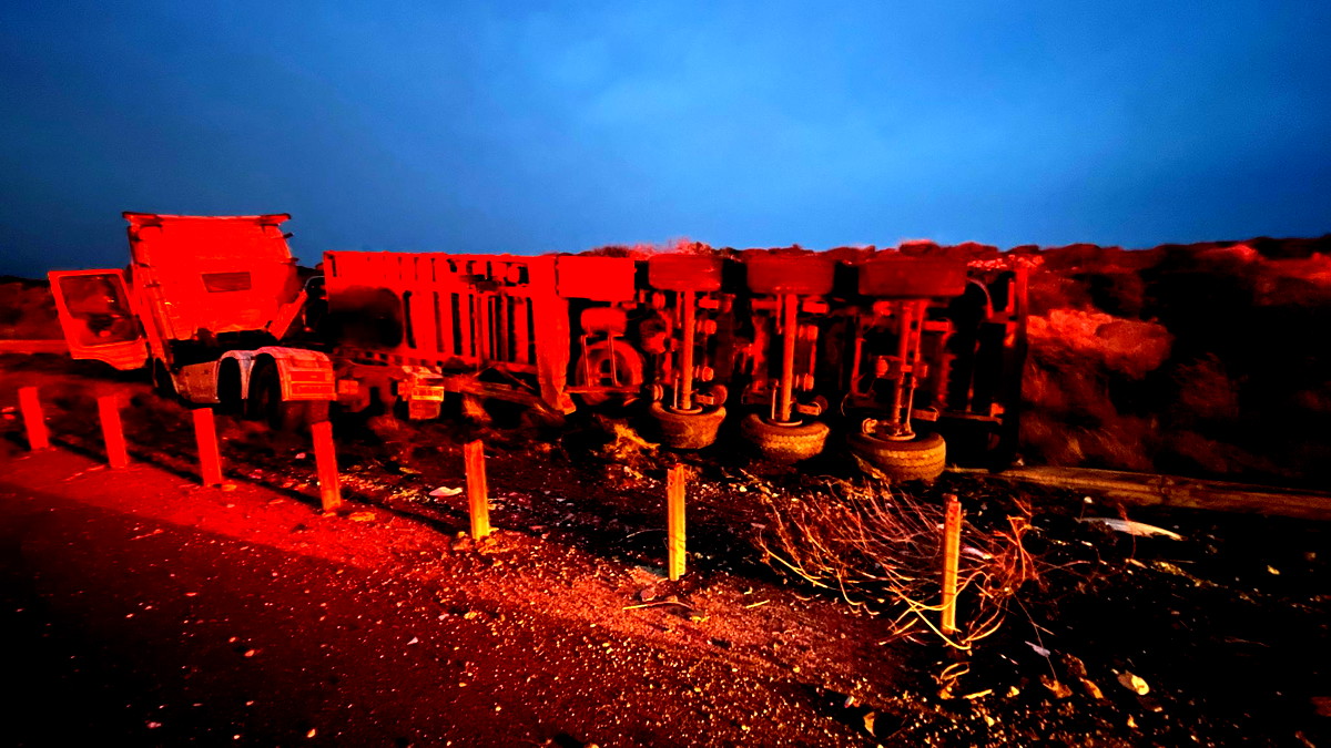 اصابة شابين بجراح خطيرة ومتوسطة اثر حادث طرق وقع بين شاحنتين قرب مفرق عتليت