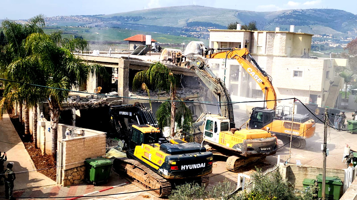 بحجة البناء غير المرخص- هدم منزلين في طوبا الزنغرية وسط حماية معززة من قوات الشرطة