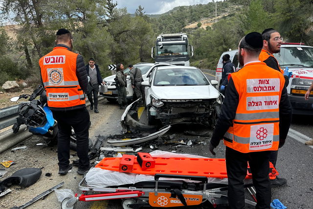 احذروا- إصابة شخصين أحدهما (30 عامًا) بحالة خطيرة إثر حادث طرق وقع بين مركبة ودراجة نارية في منطقة القدس