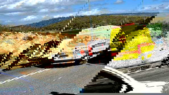 إصابة ثلاثة أشخاص بينهم شاب (25 عامًا) بحالة خطيرة إثر حادث طرق مروّع وقع على شارع 784 بالقرب من بئر المكسور