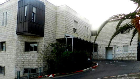 إصابة رجل (63 عامًا) بجراح خطيرة إثر سقوطه عن ارتفاع 4 أمتار في مدينة الناصرة