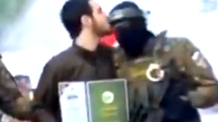 فيديو| في خطوة لافتة.. محتجز إسرائيلي يقبل رؤوس عناصر من كتائب القسام 