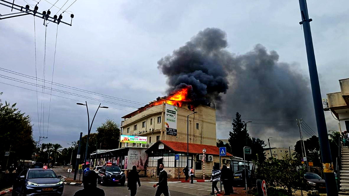 راس العين: اندلاع حريق كبير في مبنى سكني.. لم يبلغ عن إصابات